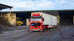 20251019-Tom-Holding-00591